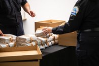 Tabac - 15 - <p>Inspecteurs mettant en boîte du tabac de contrebande saisi et des cigarettes de contrebande</p>