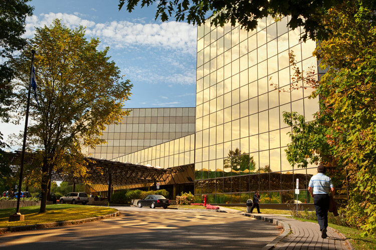 Milieux de travail - 01 - Le siège social de Revenu Québec, situé au 3800, rue de Marly, Québec