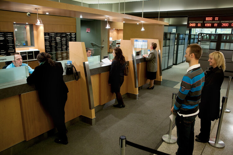 Service à la clientèle - 04 - Un préposé aux renseignements à un comptoir de service à la clientèle de Revenu Québec
