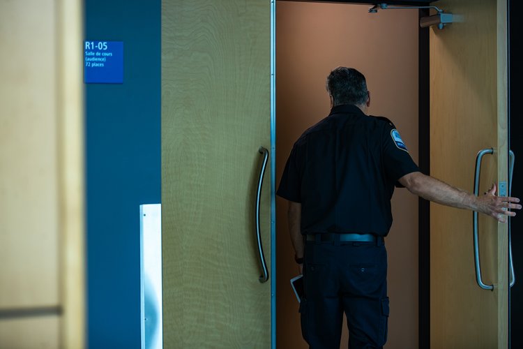 Hébergement - 08 - <p>Inspecteur entrant dans une salle de cour</p>