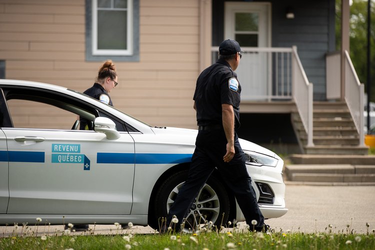 Hébergement - 02 - <p>Inspecteurs sortant d'une autopatrouille de Revenu Québec</p>
