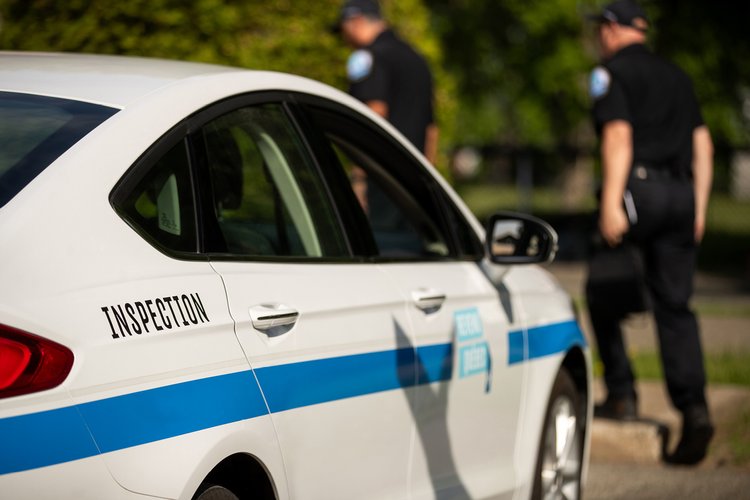 Tabac - 03 - <p>Inspecteurs sortant d'une autopatrouille de Revenu Québec</p>