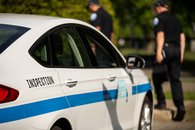 Tabac - 03 - <p>Inspecteurs sortant d'une autopatrouille de Revenu Québec</p>