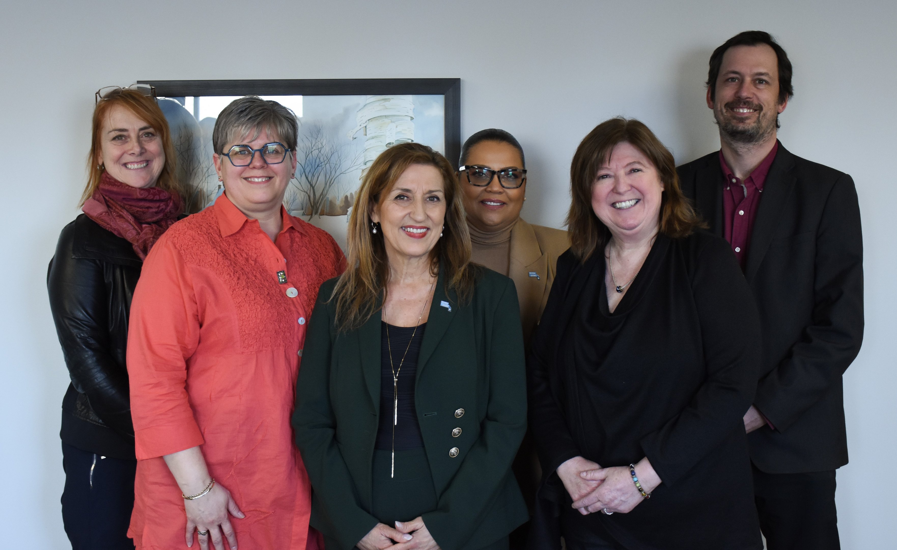 De gauche à droite : Marie-Claude Gagnon, vice-présidente et directrice générale de la protection des droits, de l'éthique et des communications; Andrée Ouellet, directrice générale du Centre d'action bénévole Drummond; Christyne Tremblay, présidente-directrice générale de Revenu Québec; Odile Darbouze, vice-présidente et directrice générale des particuliers; Louise Corriveau, coordonnatrice de la clinique d'impôt; Michel Alexandre Cauchon, directeur général de la Fédération des centres d'action bénévole du Québec.