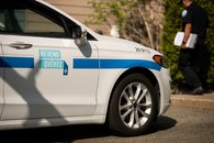 Tabac - 04 - <p>Inspecteur sortant d'une autopatrouille de Revenu Québec</p>