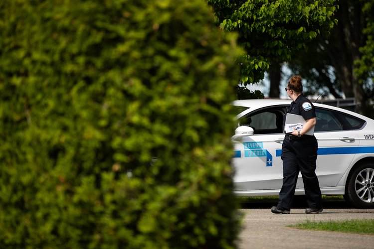Hébergement - 01 - <p>Inspectrice sortant d'une autopatrouille de Revenu Québec</p>