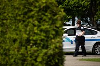 Hébergement - 01 - <p>Inspectrice sortant d'une autopatrouille de Revenu Québec</p>