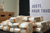 Tabac - Vidéo 02 - <p>Inspecteurs de Revenu Québec manipulant un lot de cigarettes de contrebande saisies</p>